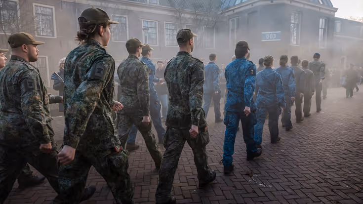 Marcherende millitairen. 