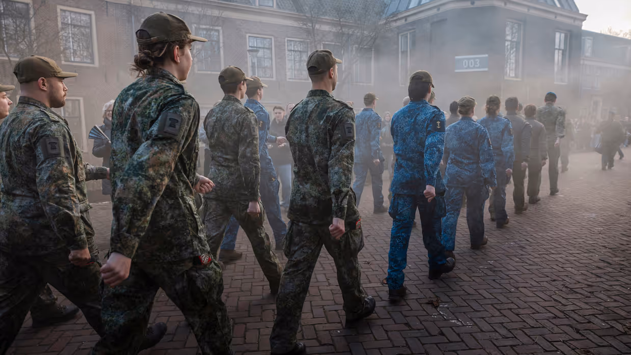 Marcherende millitairen. 