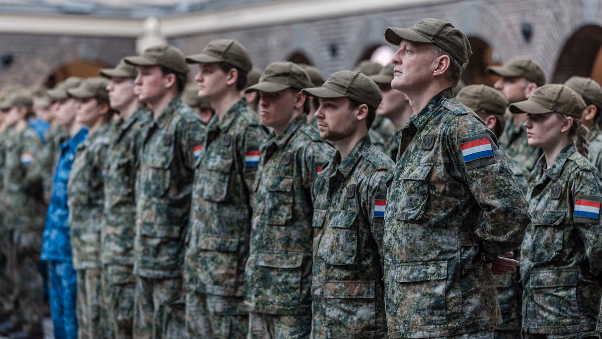 Militairen staan op een rij. 
