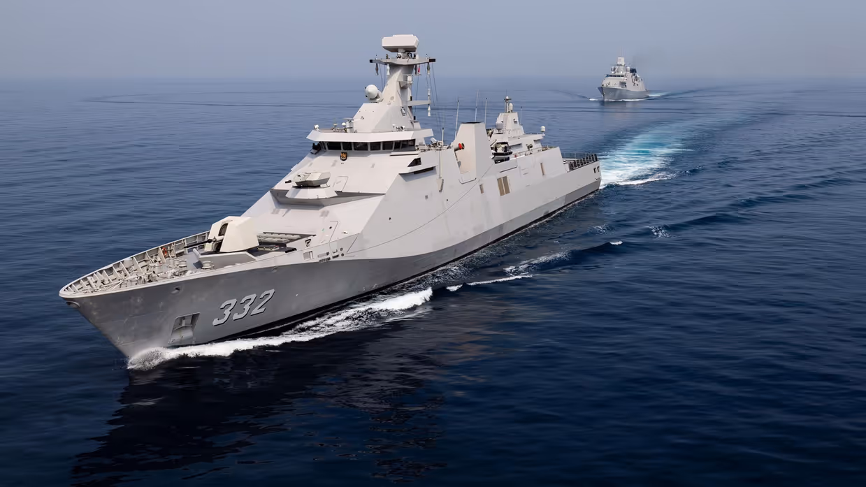 Een Indonesisch fregat met daarachter de De Ruyter op volle zee.
