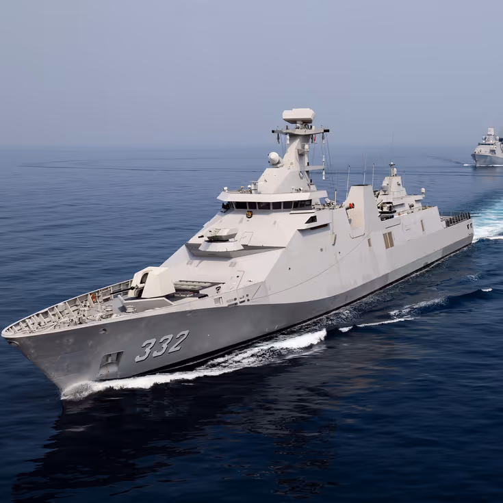 Een Indonesisch fregat met daarachter de De Ruyter op volle zee.
