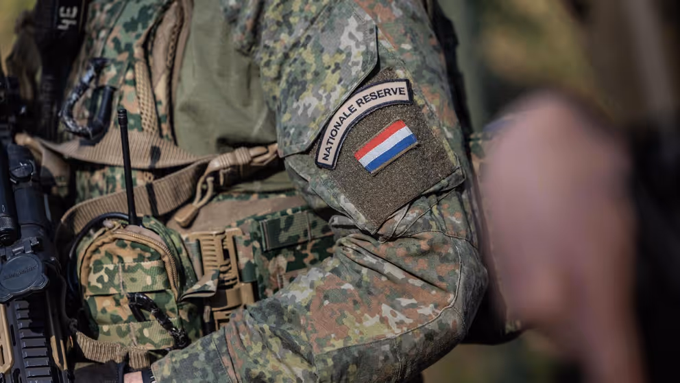 Embleem Nationale Reserve op het uniform van een reservist.