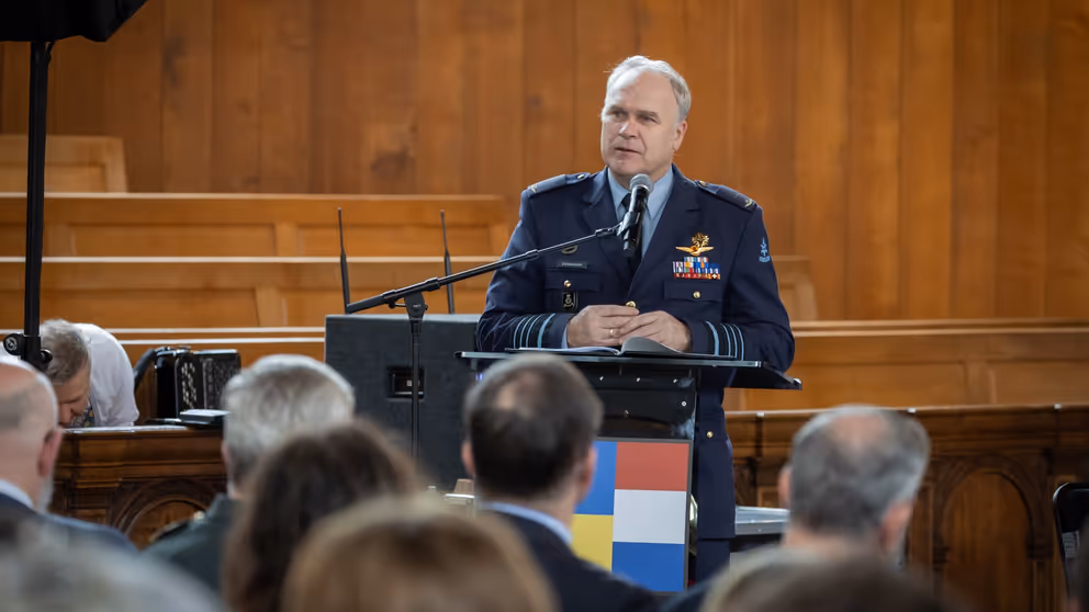 Commandant der Strijdkrachten Onno Eichelsheim staat achter de spreekstoel.