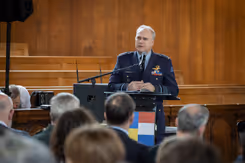 Commandant der Strijdkrachten Onno Eichelsheim staat achter de spreekstoel.