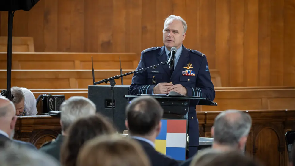 Commandant der Strijdkrachten Onno Eichelsheim staat achter de spreekstoel.