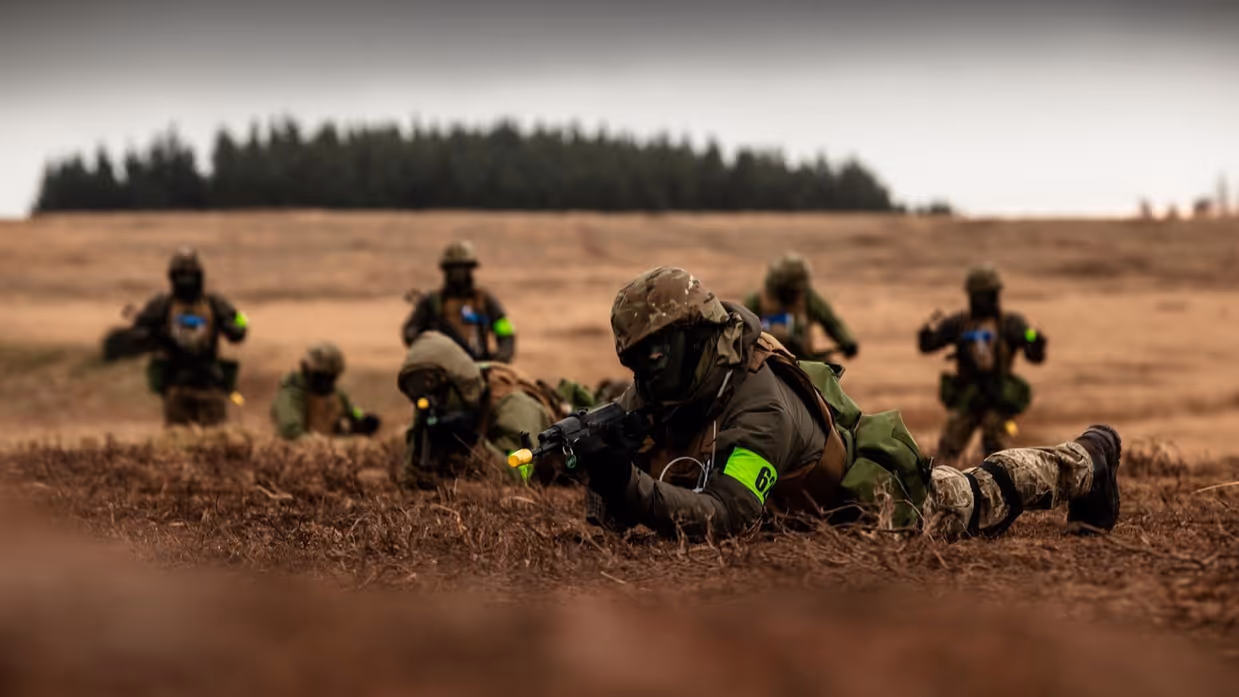 Bewapende militairen in het veld.