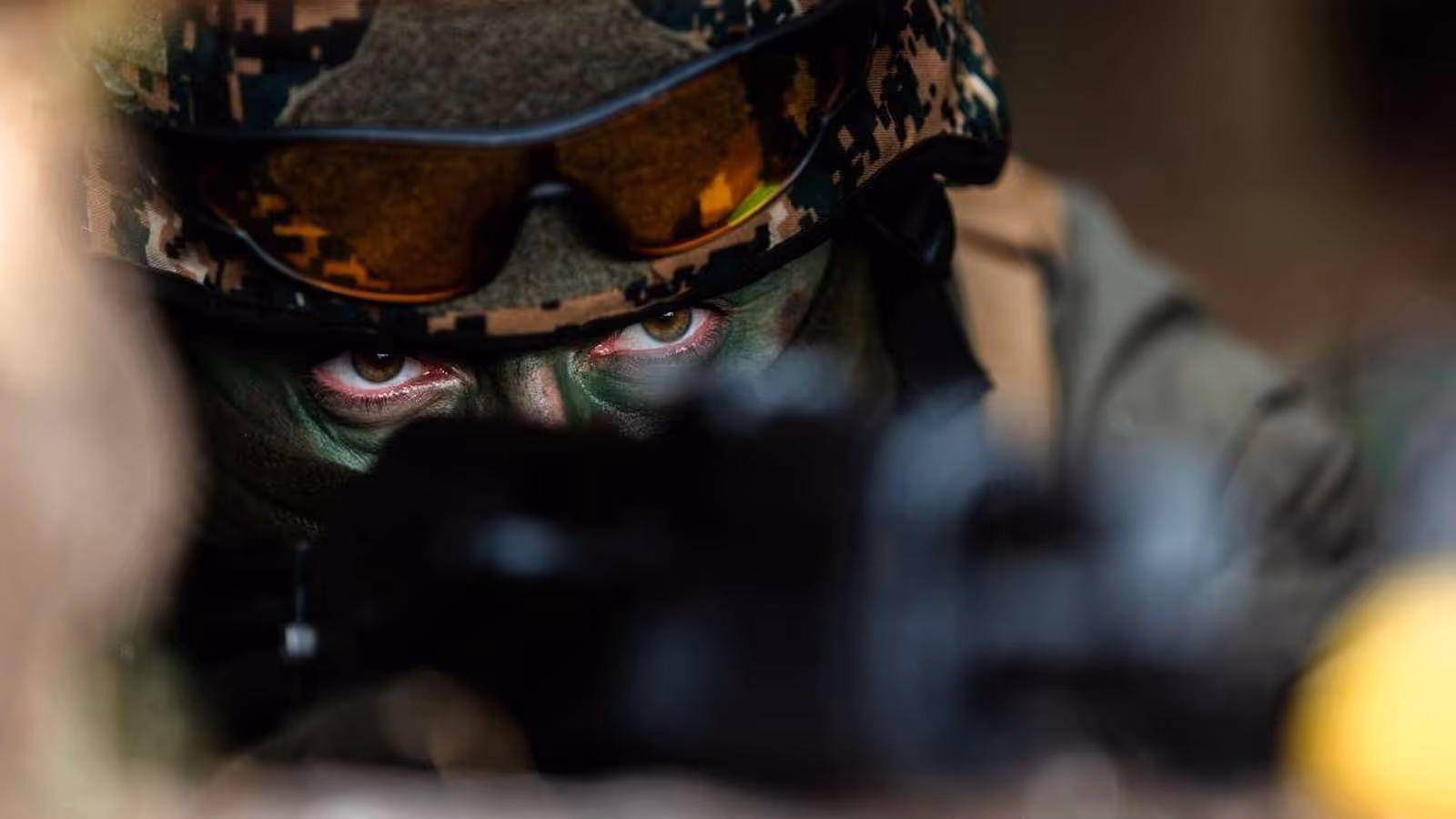 Een militair van wie alleen de ogen zichtbaar zijn.