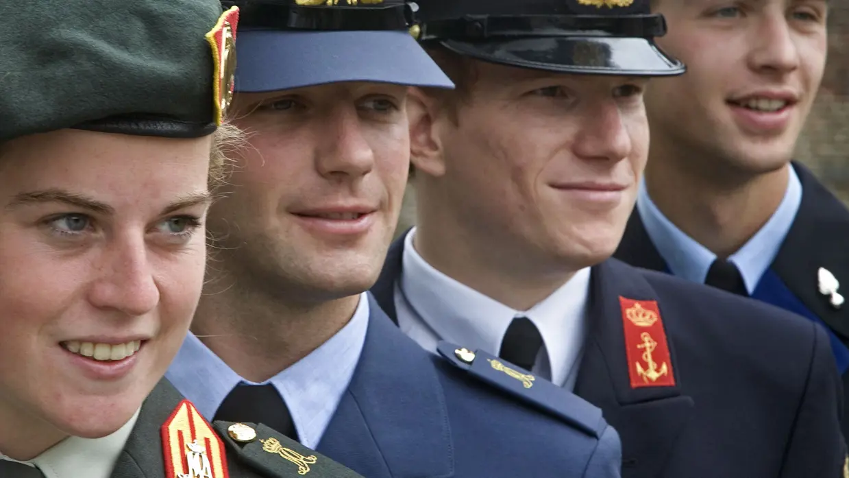 4 officiers