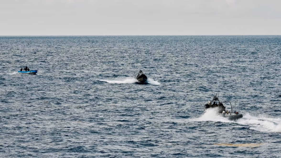 Onderscheppingsboten varen met hoge snelheid naar de drugsboot. 