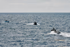 Onderscheppingsvaartuigen haasten zich naar de drugsboot. 
