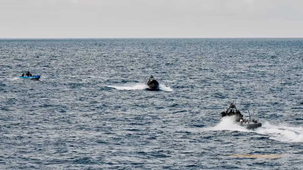 Onderscheppingsvaartuigen haasten zich naar de drugsboot. 