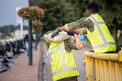 Militairen geven zandzakken door.