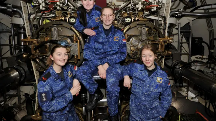 4 vrouwelijke matrozen in een onderzeeboot.