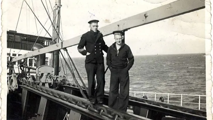 Historische foto van marinemensen op een schip.