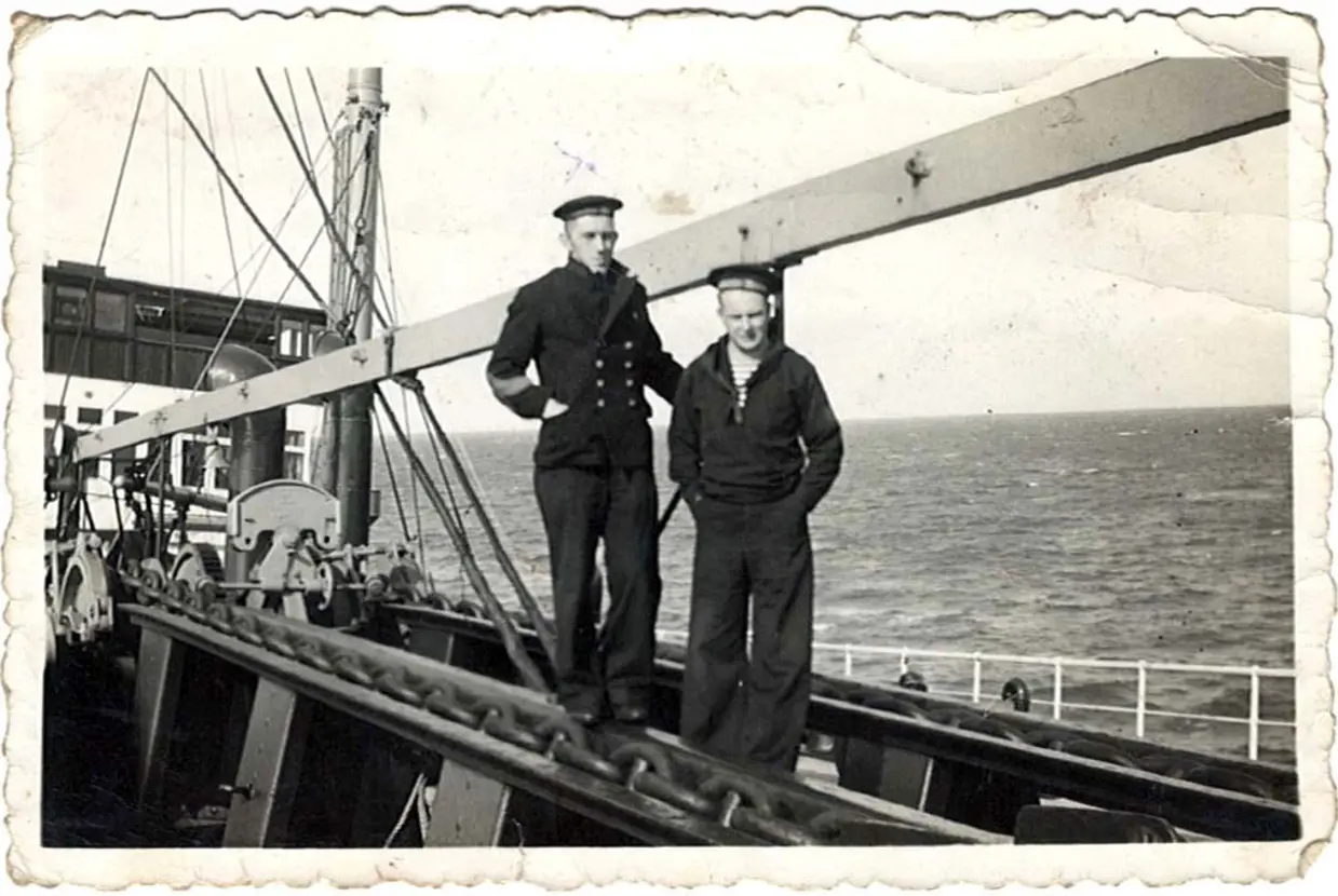 Historische foto van marinemensen op een schip.