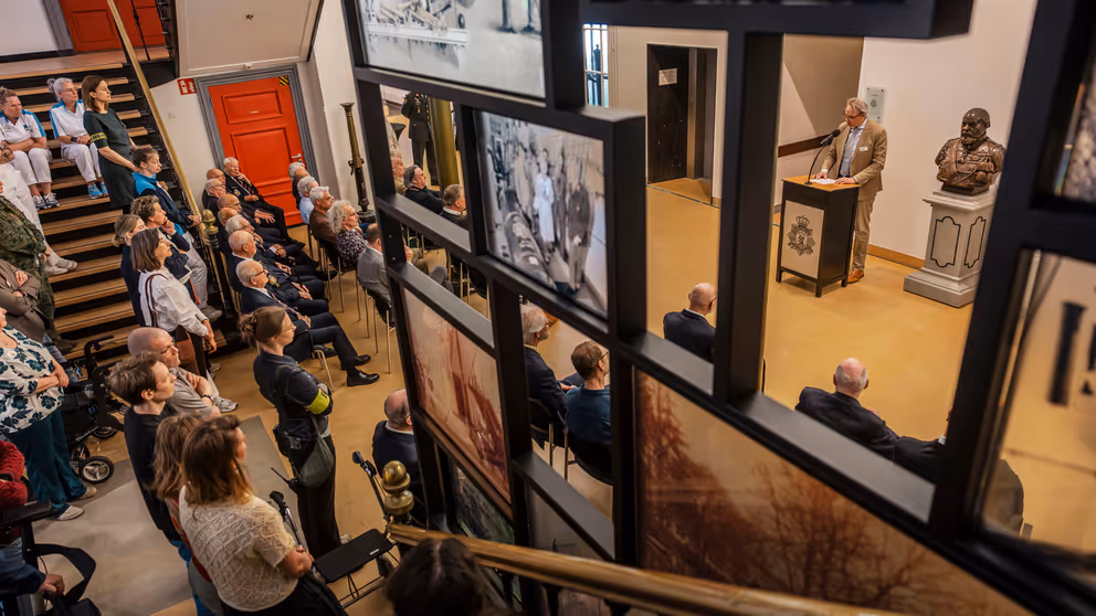Overzicht van de opening van de tentoonstellingen met een spreker en een aantal foto's in beeld. 