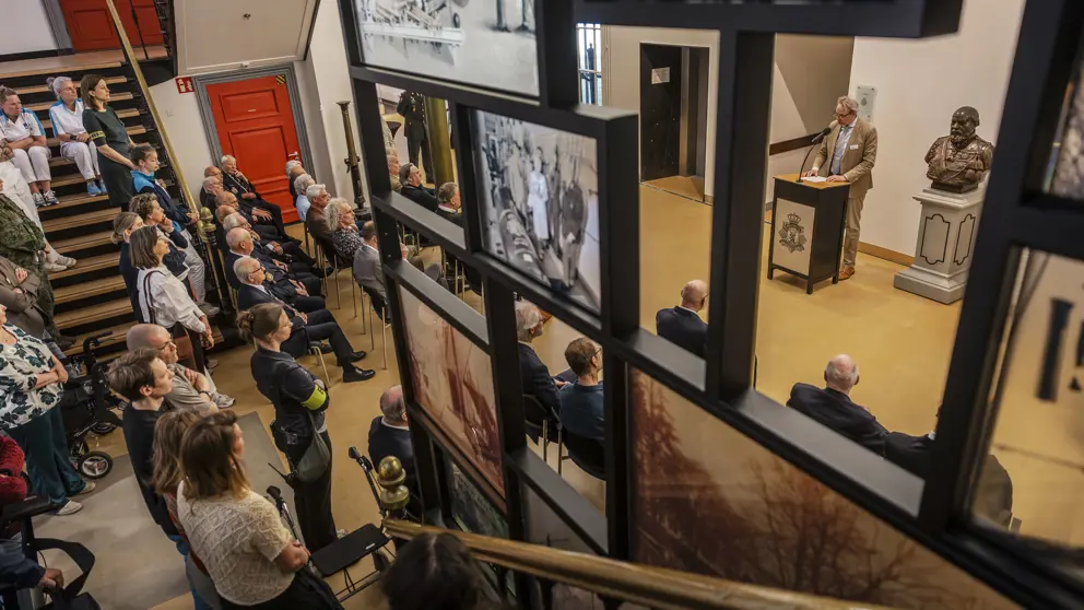 Overzicht van de opening van de tentoonstellingen met een spreker en een aantal foto's in beeld. 