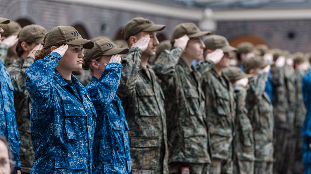 Saluerende militairen. 