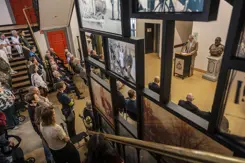 Overzicht van de opening van de tentoonstellingen met een spreker en een aantal foto's in beeld. 