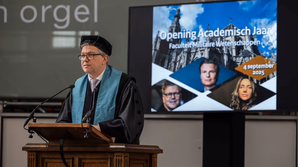 Decaan zit een college voor.