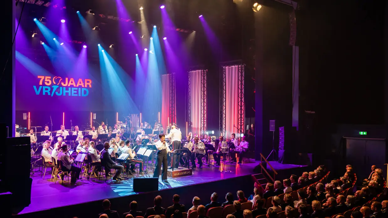 Marinierskapel op podium, met tekst op achtergrond: 75 jaar Vrijheid.