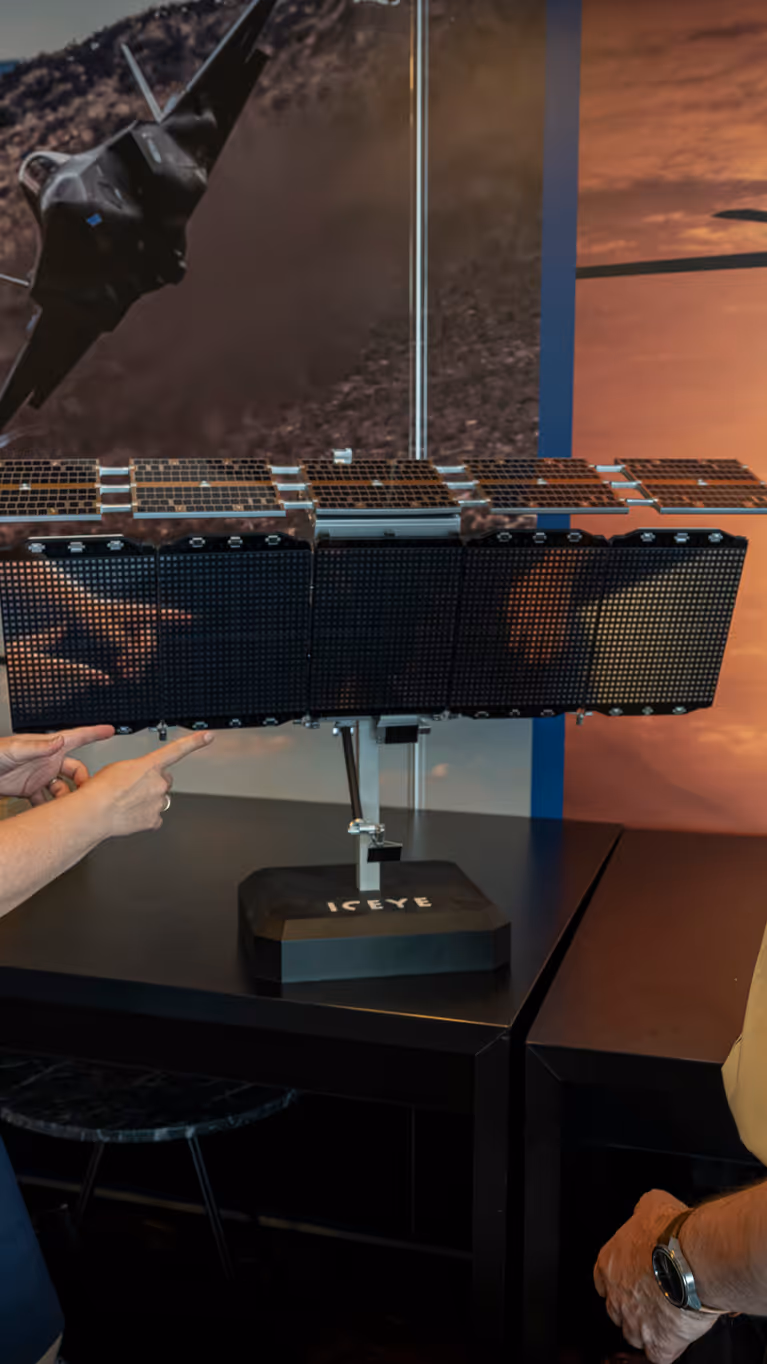 Luitenant-kolonel Petra Wijnja en majoor Edwin Winters bij een model van de ICEYE satelliet