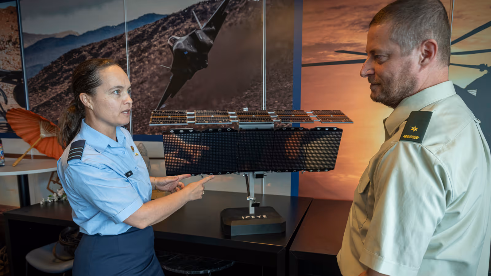 Luitenant-kolonel Petra Wijnja en majoor Edwin Winters bij een model van de ICEYE satelliet