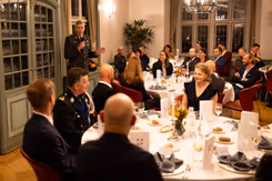 Een bijeenkomst, mensen zitten aan tafel