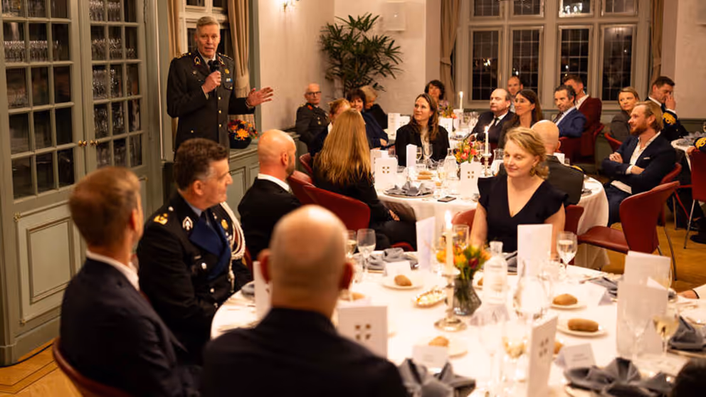 Een bijeenkomst, mensen zitten aan tafel