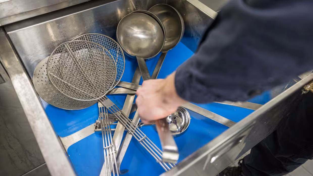 Een lade vol bestek.