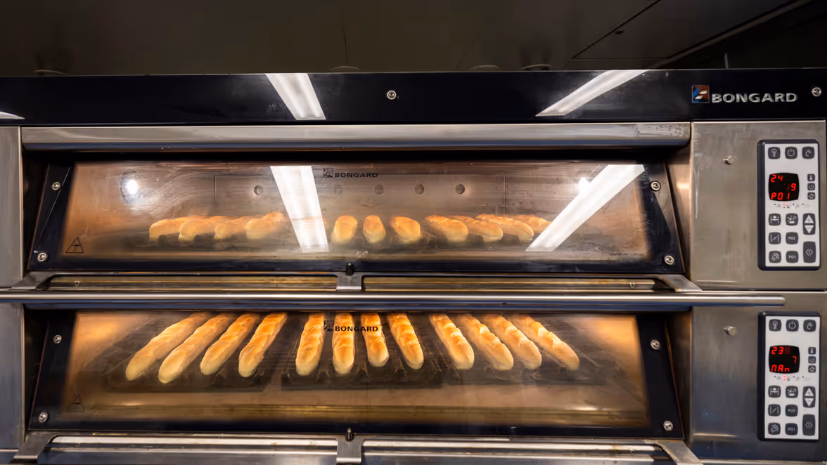 Twee ovens met stokbroden erin.