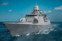 Marineschip te water.