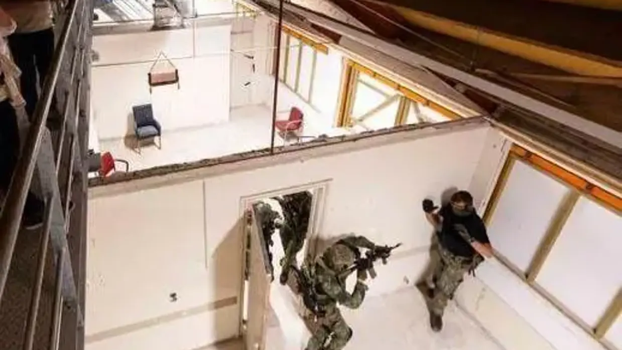 Een blik van bovenaf op een ruimte waarin militairen het optreden verstedelijkt gebied oefenen.