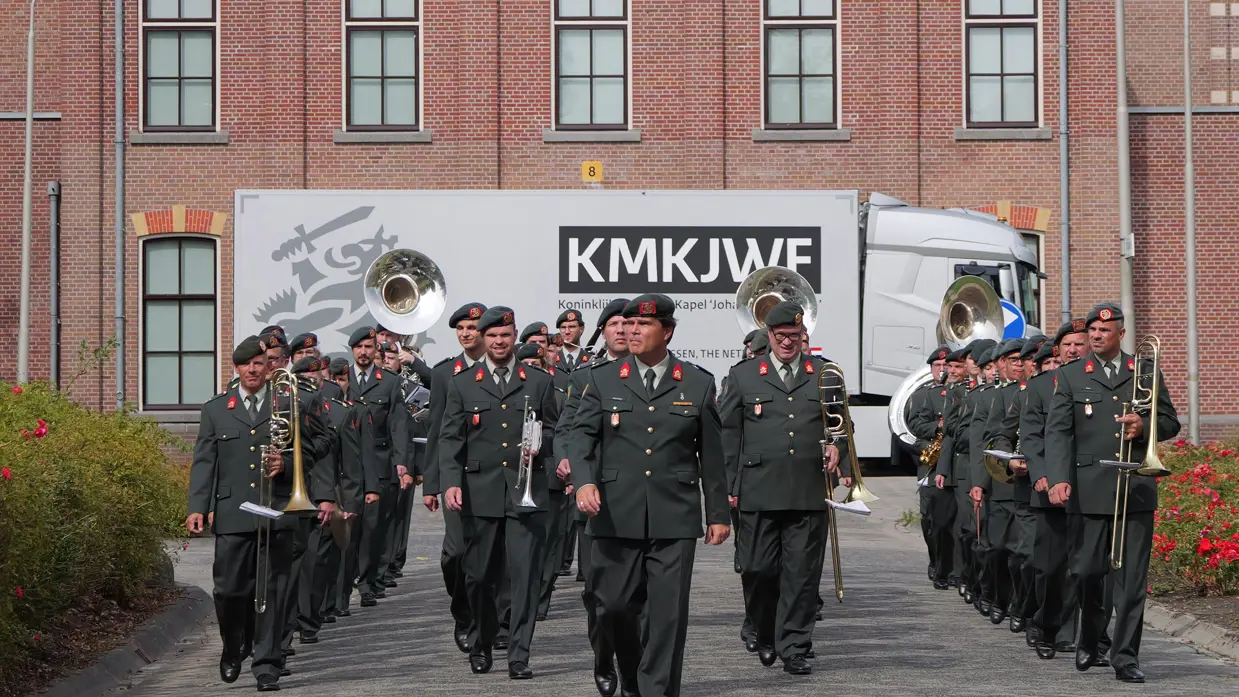 De KMKJWF marcheert in dagelijks tenue.
