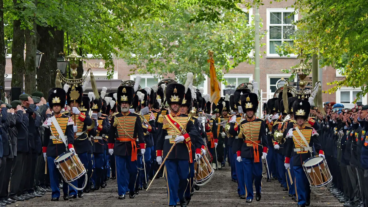 De KMKJWF marcheert in ceremonieel tenue tijdens Prinsjesdag.