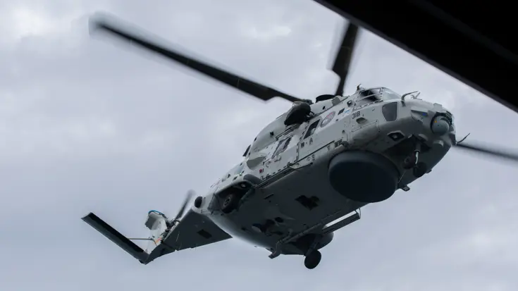 Een helikoper schuin van onder gezien.
