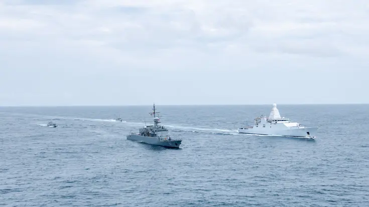Marineschepen op open zee.