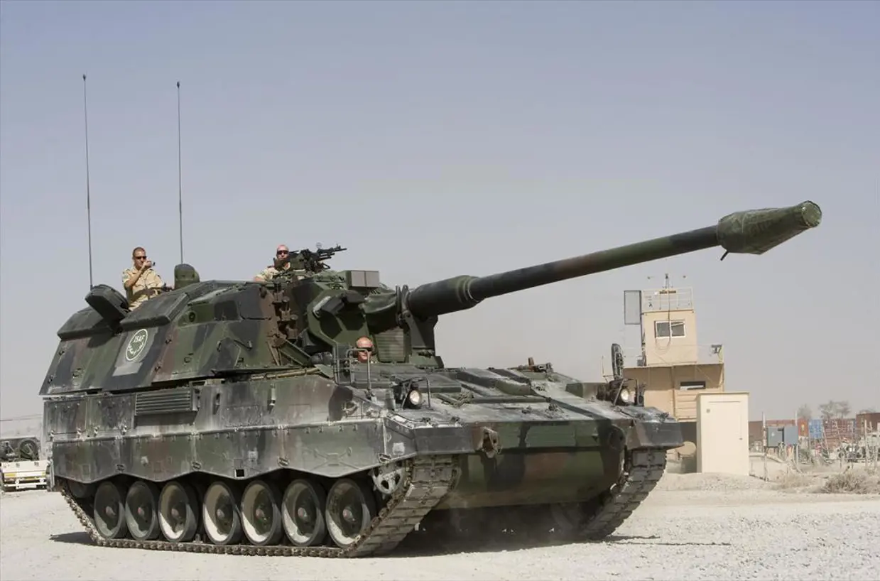 De Pantserhouwitser in Tarin Kowt (Uruzgan).