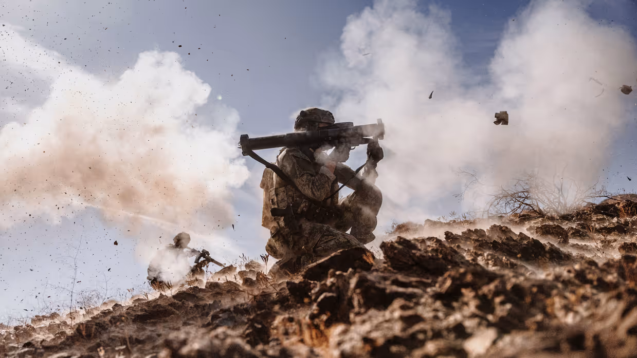 Een marinier vuurt zijn antitankwapen af op een schietbaan in Amerika. 