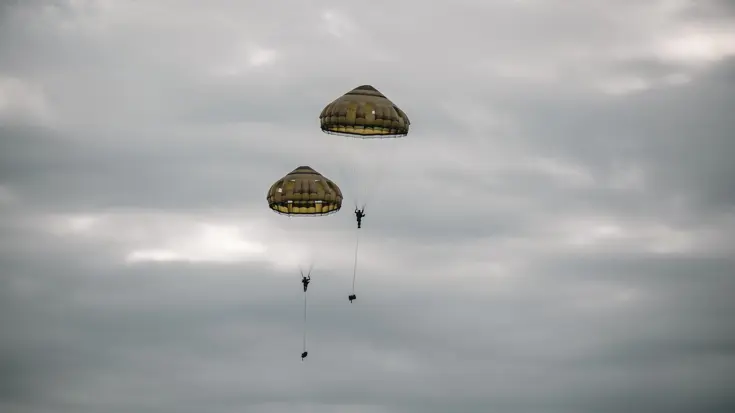 Twee parachutisten in de lucht.