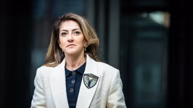 Portret van minister van Defensie Dilan Yeşilgöz-Zegerius met de patch ‘Arm Women Now’.