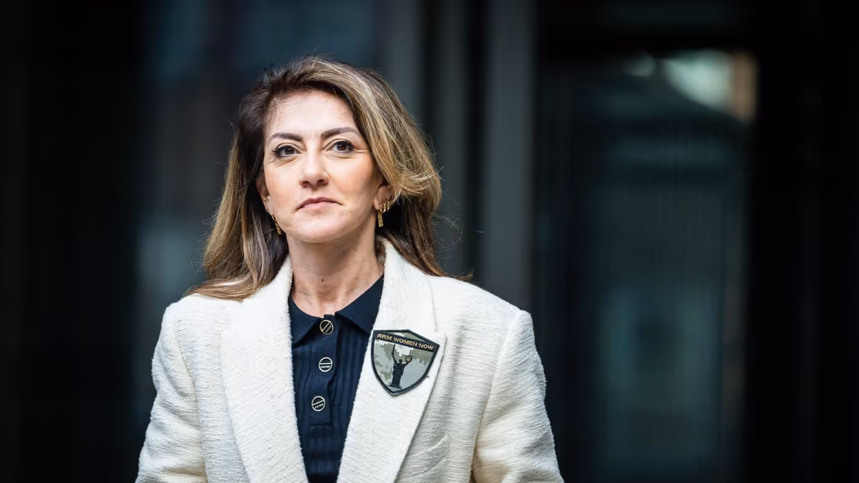 Portret van minister van Defensie Dilan Yeşilgöz-Zegerius met de patch ‘Arm Women Now’.