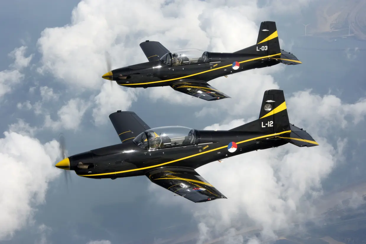 2 PC-7 lesvliegtuigen in de lucht.
