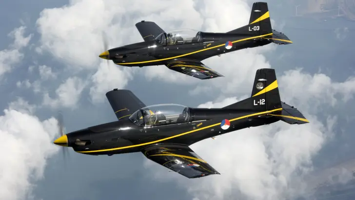 2 PC-7 lesvliegtuigen in de lucht.