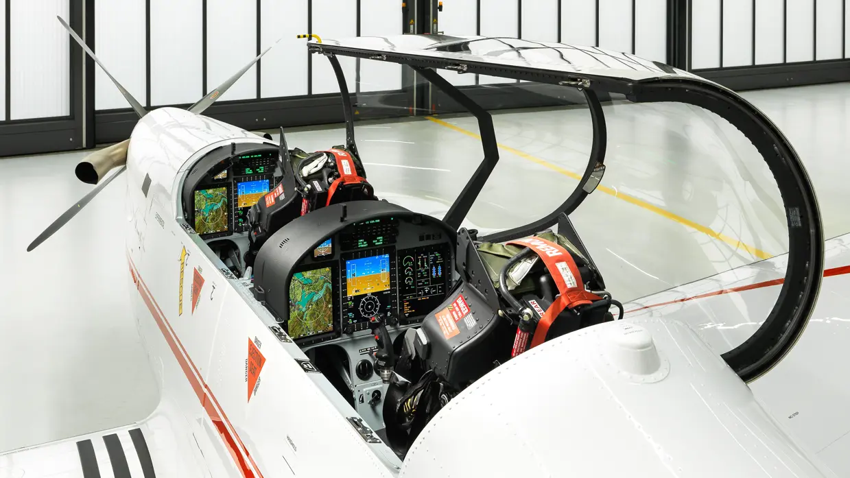 Blik in de cockpit van het demonstratietoestel van de PC-7 MKX.