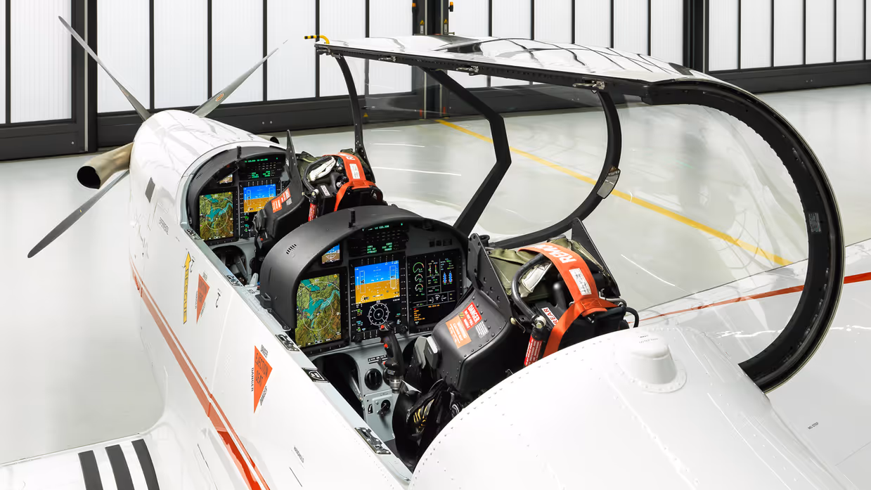 Blik in de cockpit van het demonstratietoestel van de PC-7 MKX.