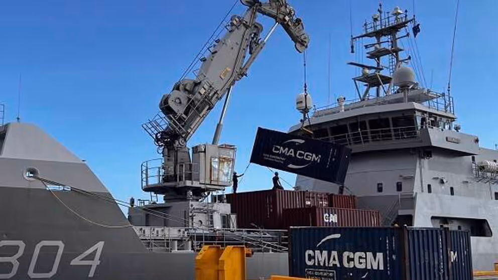 Zr.Ms Pelikaan lost hulpgoederen in de haven van Kingston Jamaica