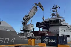 Zr.Ms Pelikaan lost hulpgoederen in de haven van Kingston Jamaica