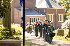 Militairen van het Regiment Infanterie Prins Johan Willem Friso dragen de kist met Gerards naar zijn laatste rustplaats. 