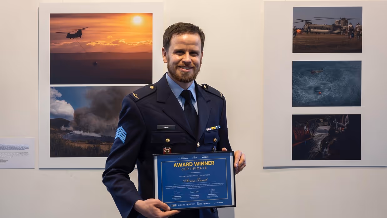  Links: een helikopter blust een brand. Rechts: fotograaf poseert met oorkonde. 